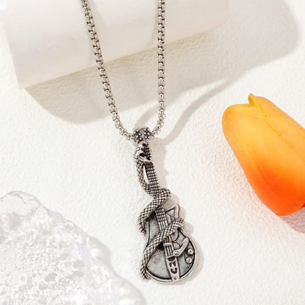 Vintage Item - Colar com pingente de cobra e