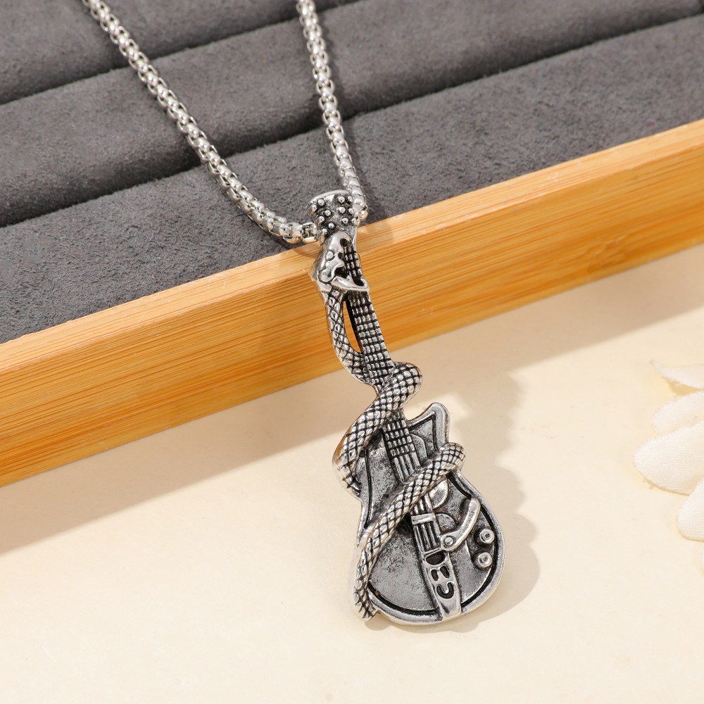 Colar com pingente de cobra e  - Vintage Item avaliação e preço